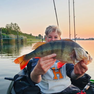 Baars vissen vanuit de Bellyboat